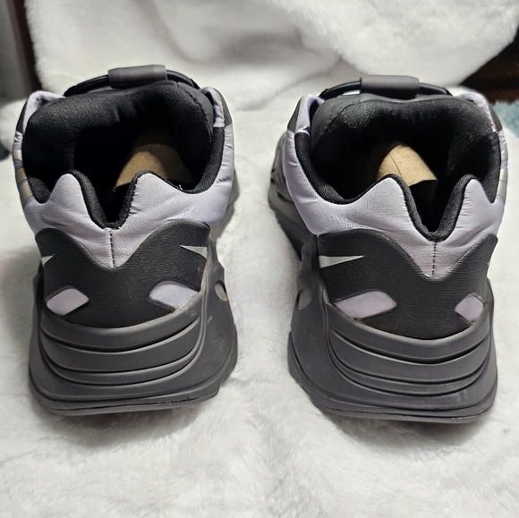 ADIDAS YEEZY BOOST 700 - Picture 3 of 5